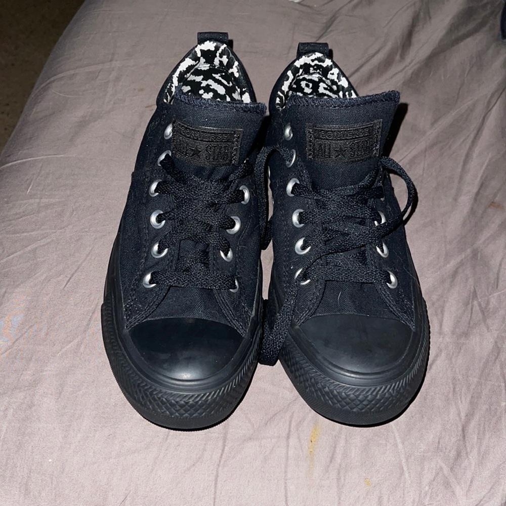 Size 8.5 converse low tops - all black with white pattern inside